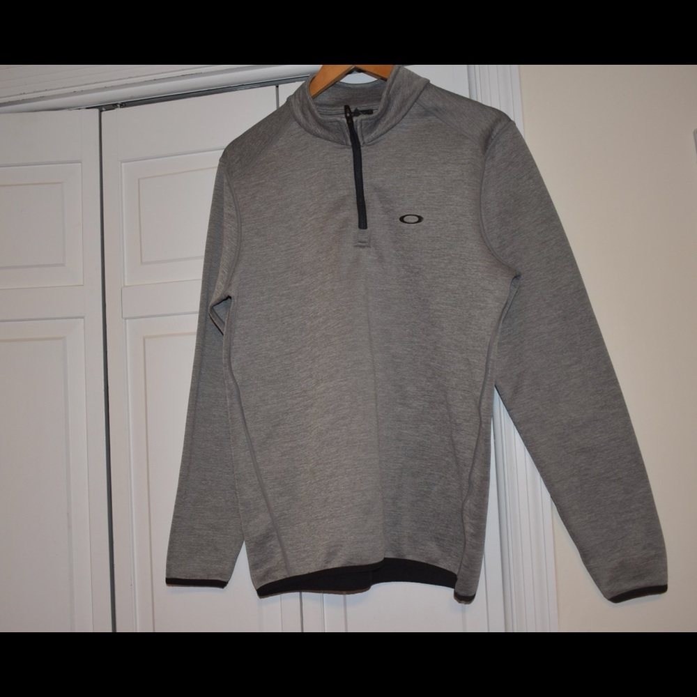 Mens size small Oakley grey pullover